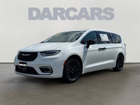 Used 2024 Chrysler Pacifica Touring-L FWD image 3