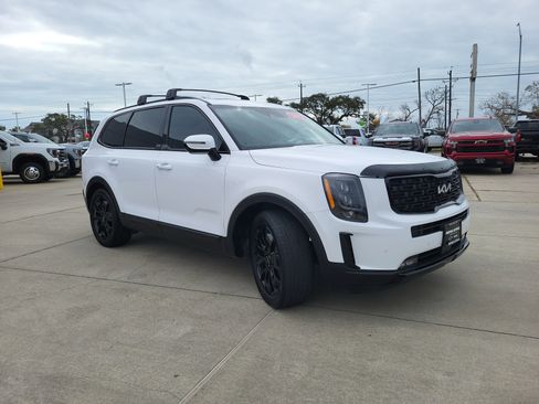 Used 2022 Kia Telluride SX w/ SX Prestige Package image 3