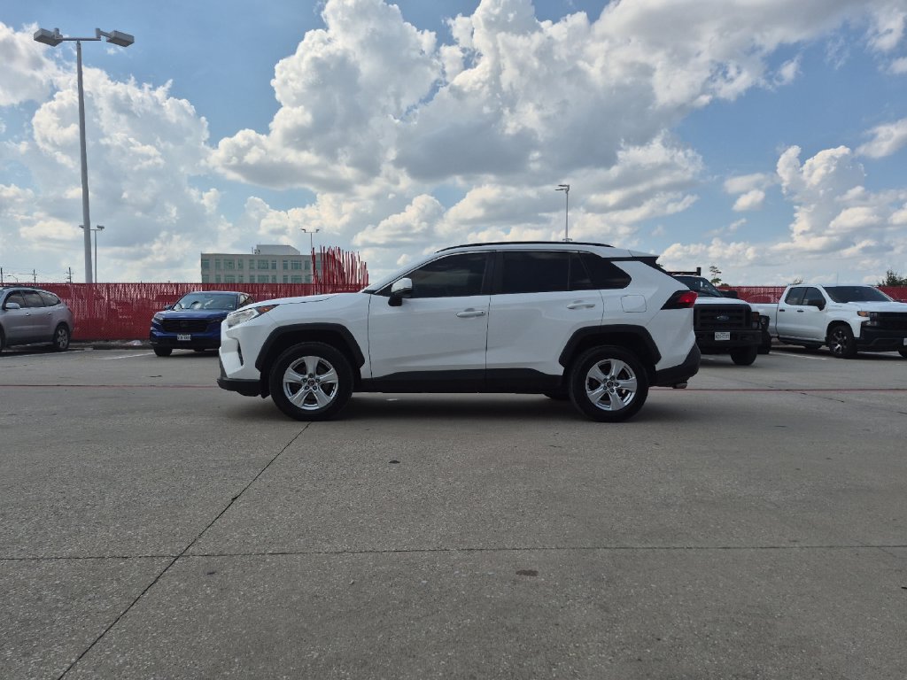 Used 2020 Toyota RAV4 XLE AWD/4WD image 3