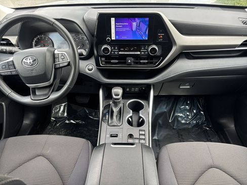 Used 2025 Toyota Highlander LE image 29