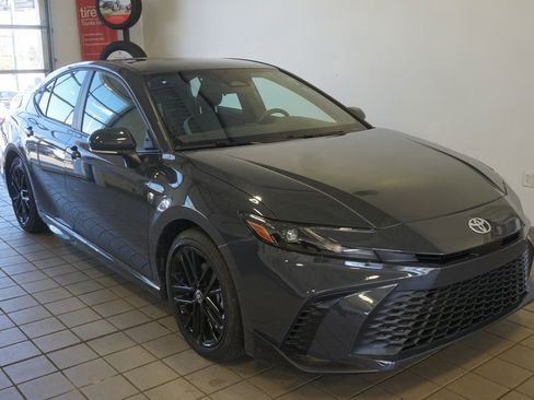 Used 2025 Toyota Camry SE image 1