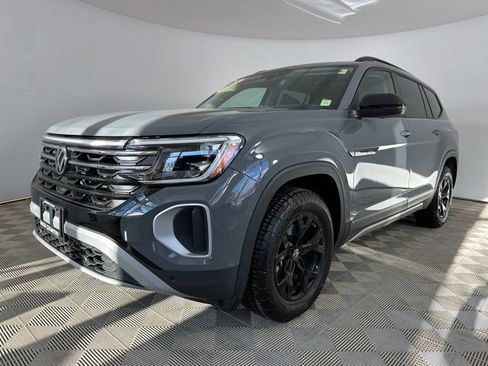 Used 2025 Volkswagen Atlas Peak Edition SE image 3