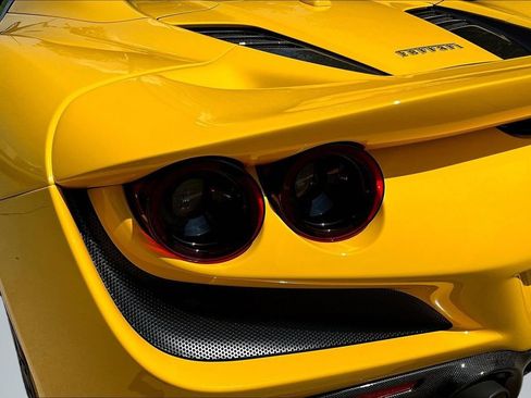 Used 2022 Ferrari F8 Tributo RWD image 20