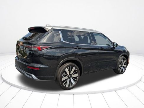 Used 2025 Mitsubishi Outlander AWD image 3