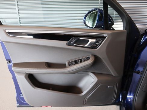 Used 2025 Porsche Macan image 24