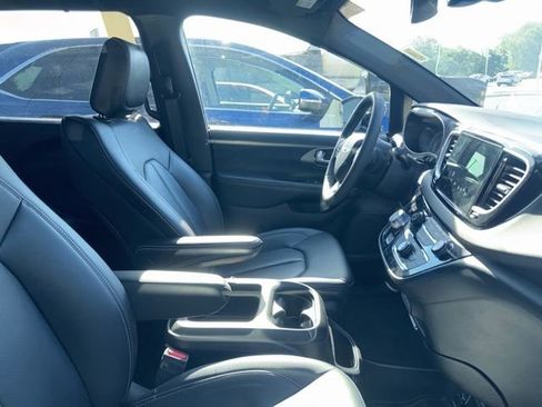 Used 2025 Chrysler Pacifica Select FWD image 6