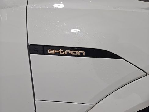 Used 2022 Audi e-tron S Premium Plus image 22