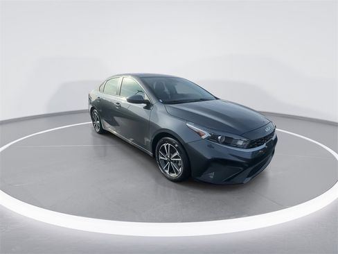 Used 2023 Kia Forte LXS image 2