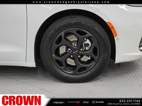 Used 2024 Chrysler Pacifica Limited FWD image 9