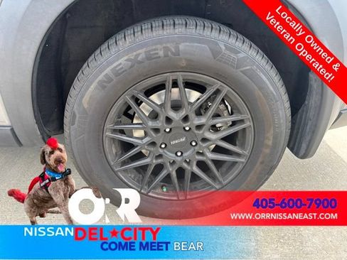 Used 2023 Nissan Pathfinder SL AWD/4WD image 9