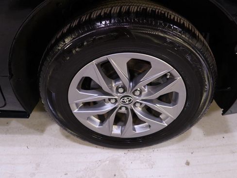 Used 2024 Toyota Sienna XLE image 31