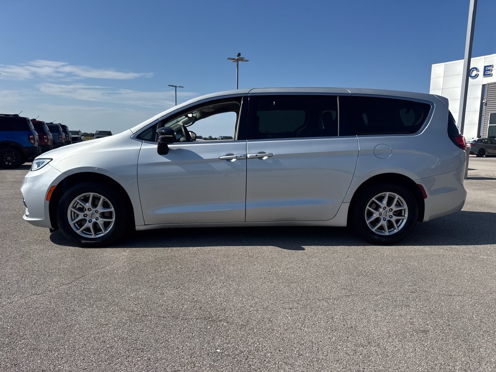 Used 2024 Chrysler Pacifica Touring-L FWD image 3