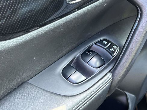 Used 2018 Nissan Rogue SL w/ Premium Package image 17