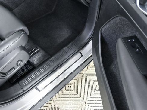 Used 2025 Volvo XC40 B5 Plus image 26