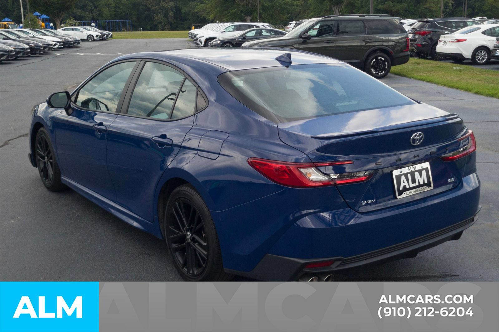Used 2025 Toyota Camry SE FWD image 9