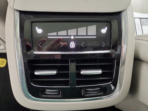 Used 2022 Volvo XC60 B5 Inscription w/ Climate Package image 33