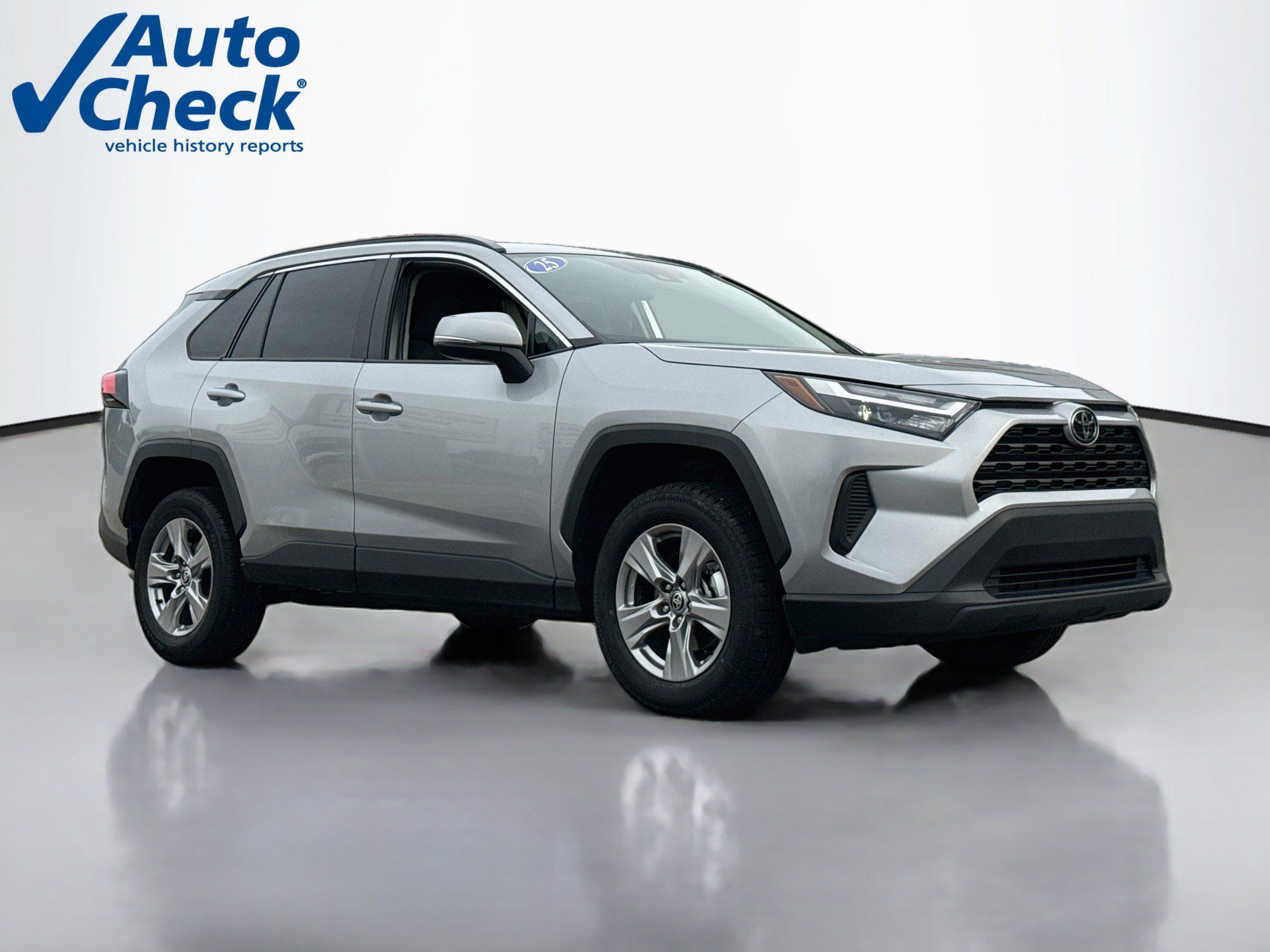 Used 2025 Toyota RAV4 XLE FWD image 1