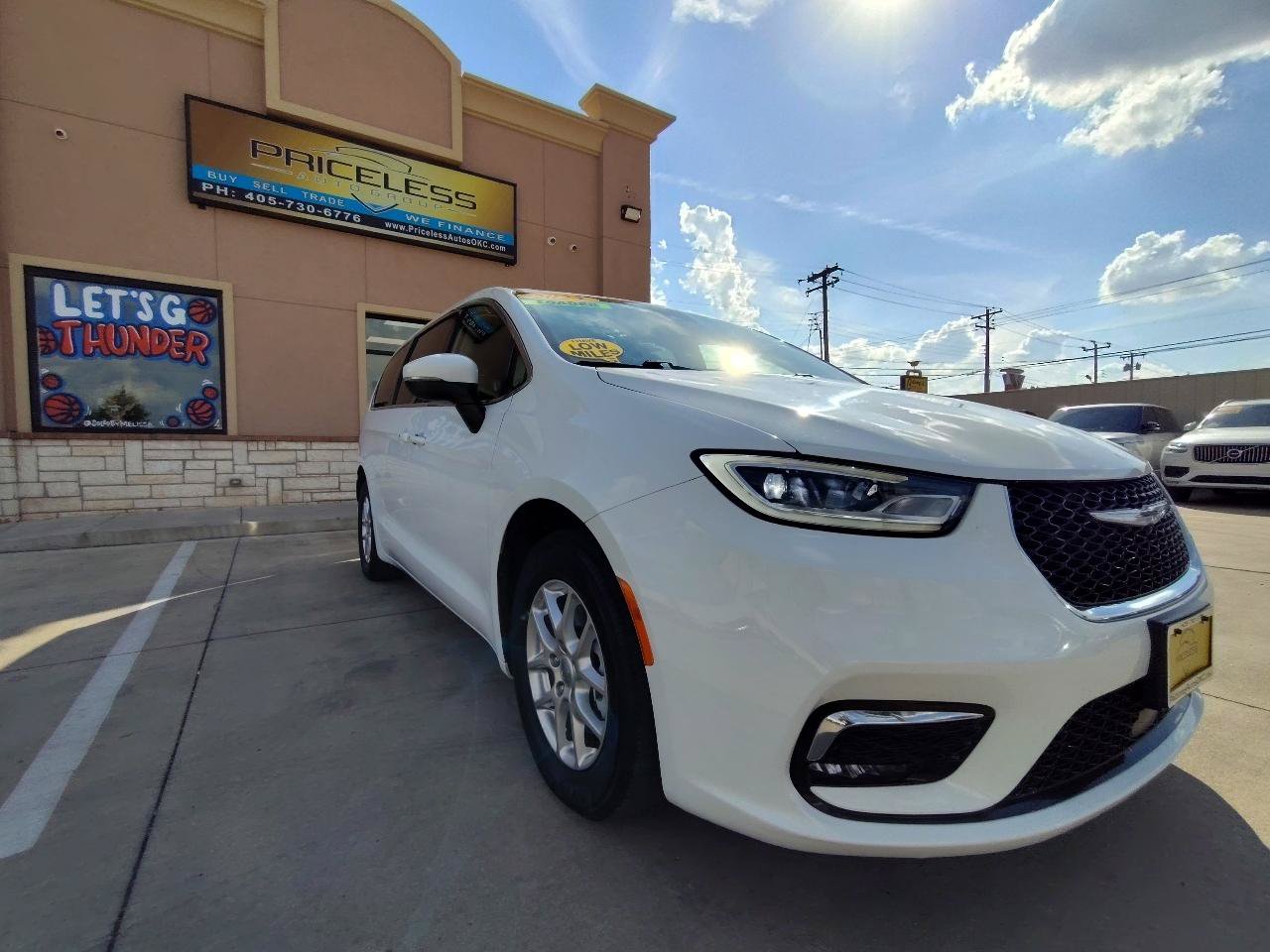 Used 2023 Chrysler Pacifica Touring-L FWD image 2