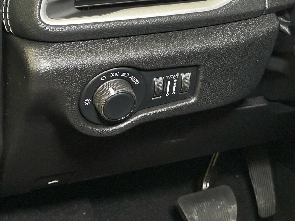 New 2027 Chrysler Pacifica Select AWD/4WD image 19