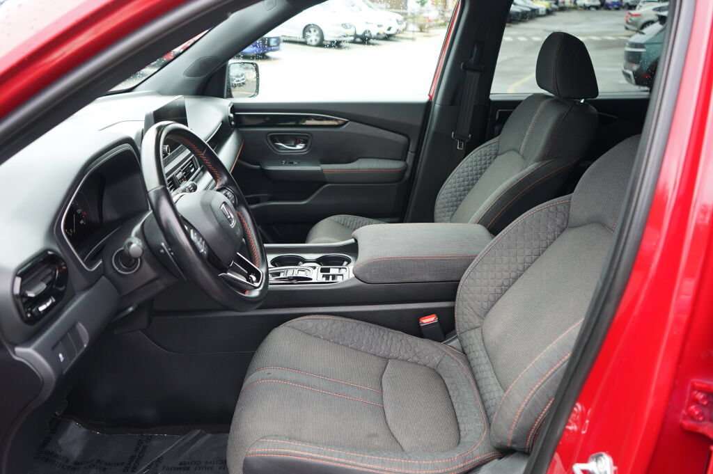 Used 2025 Honda Pilot Sport image 12