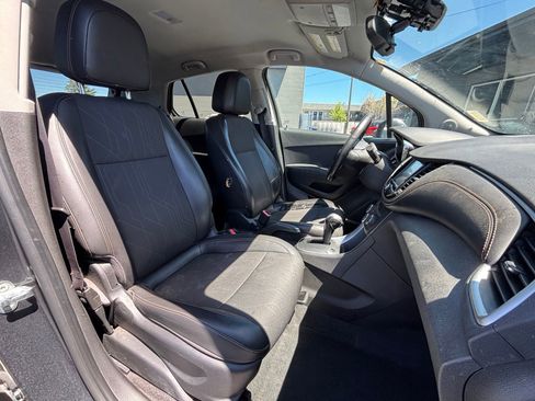 Used 2017 Chevrolet Trax LT w/ LT Convenience Package AWD/4WD image 17