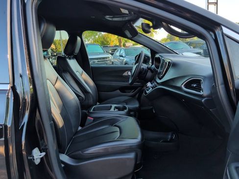 Used 2025 Chrysler Pacifica Select FWD image 37