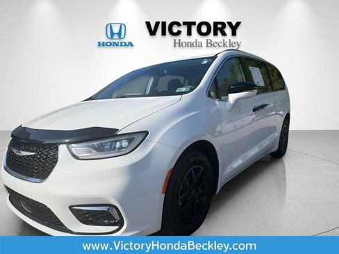 Used 2022 Chrysler Pacifica Touring-L FWD image 1