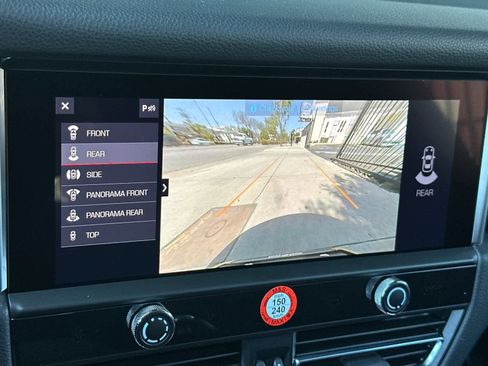 Certified 2025 Porsche Macan AWD/4WD image 22