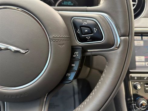 Used 2015 Jaguar XJ image 27