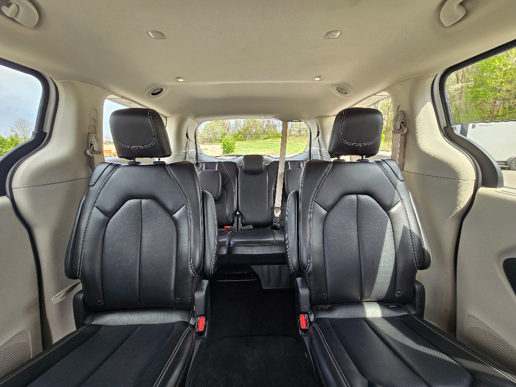 Used 2024 Chrysler Pacifica Touring-L FWD image 12