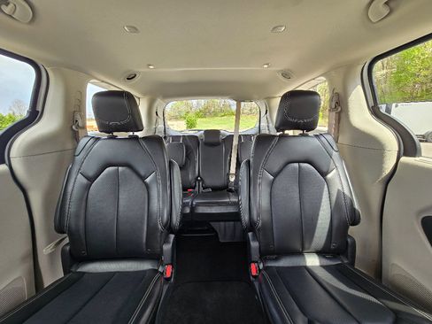 Used 2024 Chrysler Pacifica Touring-L FWD image 12