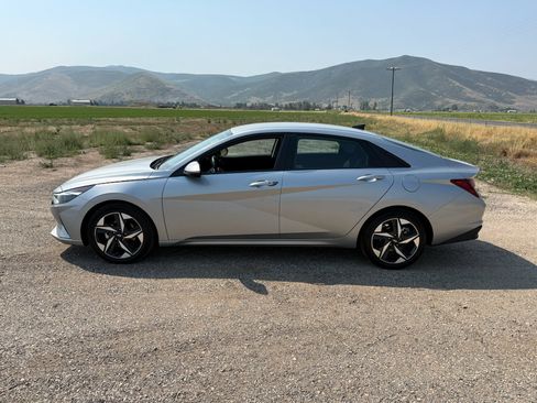 Used 2023 Hyundai Elantra SEL w/ Convenience Package FWD image 4