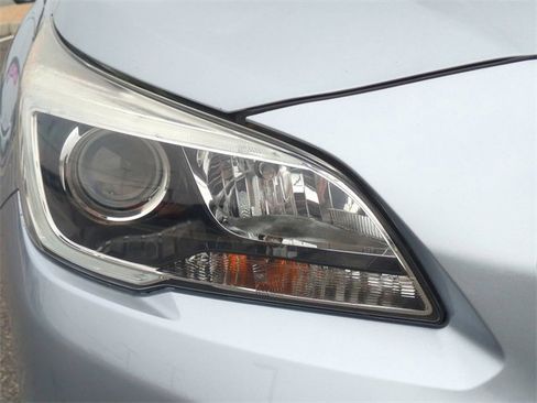 Used 2017 Subaru Outback 2.5i Premium image 10