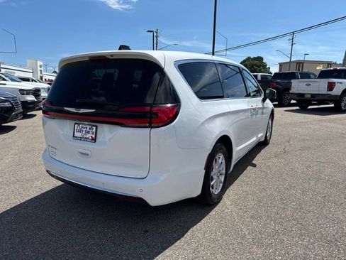 Used 2023 Chrysler Pacifica Touring-L FWD image 7