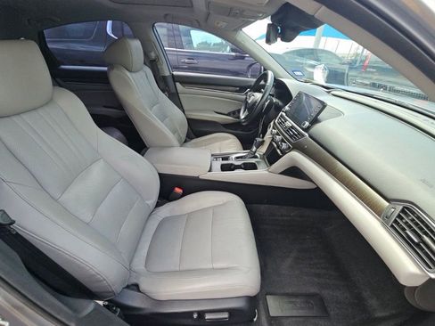 Used 2018 Honda Accord Touring image 8