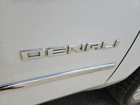 Certified 2019 GMC Yukon XL Denali w/ Denali Ultimate Package AWD/4WD image 44