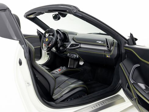 Used 2015 Ferrari 458 Spider image 32