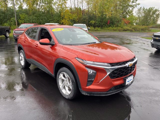 Used 2024 Chevrolet Trax LS w/ LS Convenience Package FWD image 4