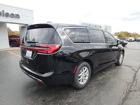 New 2026 Chrysler Pacifica Select image 13