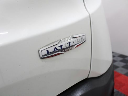 Used 2018 Jeep Renegade Latitude FWD image 13
