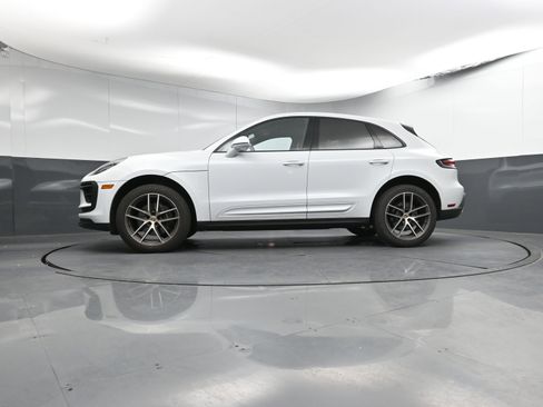 Certified 2025 Porsche Macan image 33