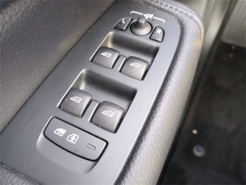 Used 2021 Volvo XC60 T5 Momentum w/ Premium Package image 24