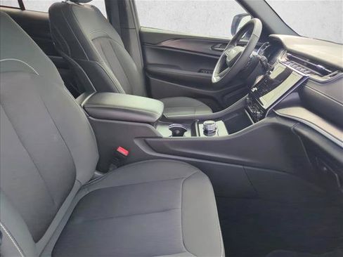 Used 2025 Jeep Grand Cherokee Laredo X w/ Luxury Tech Group I RWD image 27