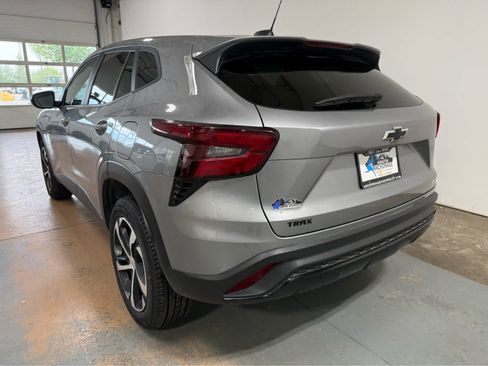 Used 2024 Chevrolet Trax RS FWD image 3