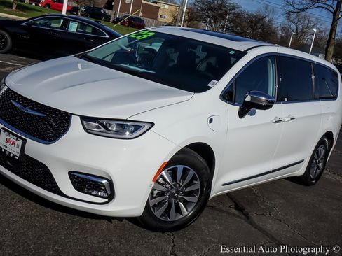 Used 2023 Chrysler Pacifica Limited FWD image 5