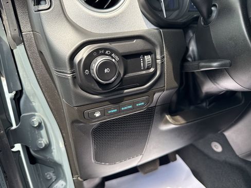 Used 2024 Jeep Wrangler Unlimited Sahara w/ Technology Group AWD/4WD image 25