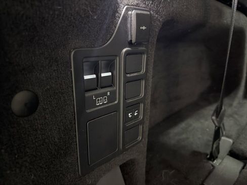 Used 2021 Land Rover Discovery S image 39