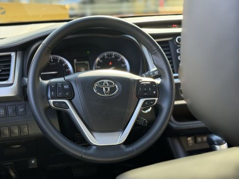 Used 2017 Toyota Highlander XLE image 17
