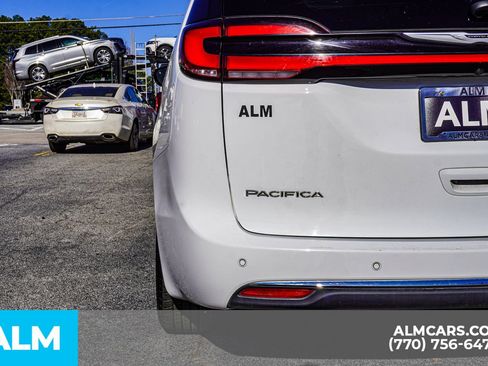 Used 2024 Chrysler Pacifica Select image 17