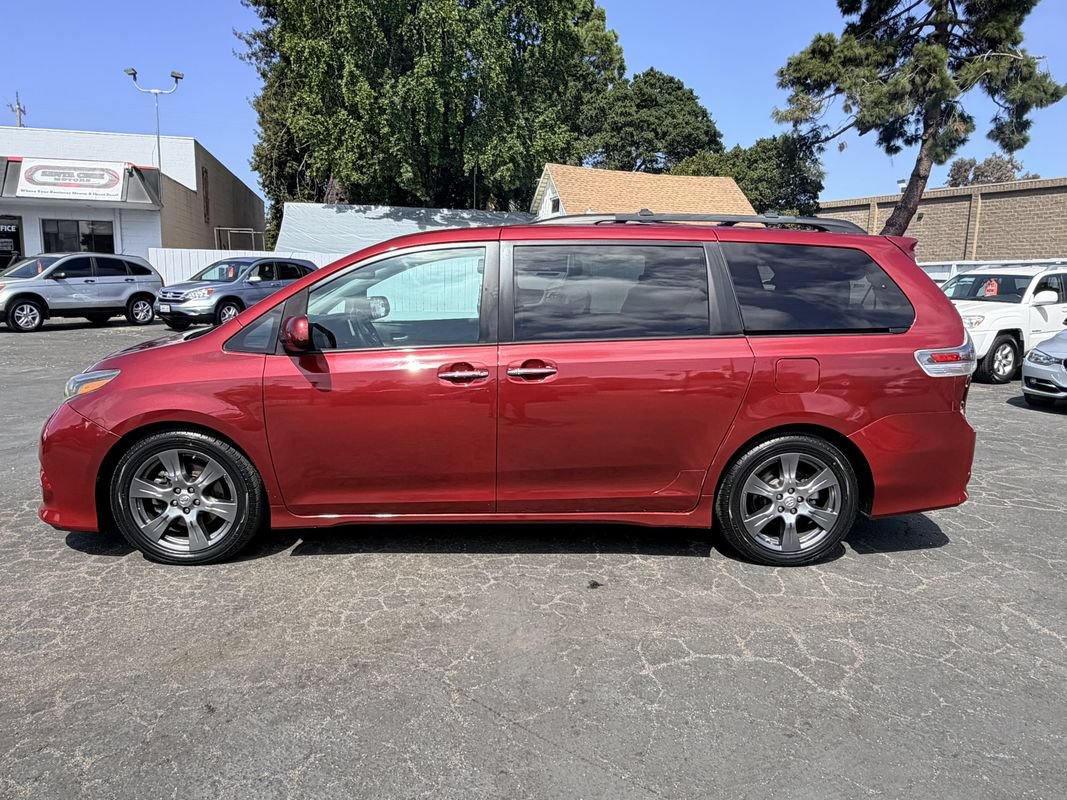 Used 2017 Toyota Sienna SE w/ SE Preferred Package FWD image 8